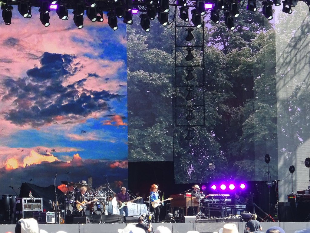 Bonnie Raitt performing live